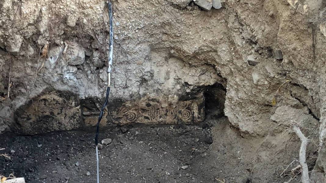 Görevli gibi giyinip sokağı kazdılar: Çıkanlar hayrete düşürdü! Borulara zarar verince gerçek ortaya çıktı 9